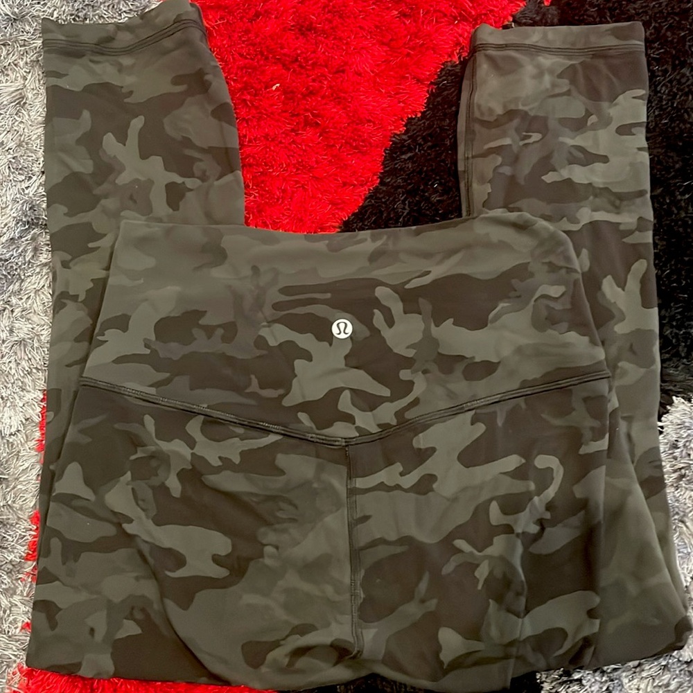 Lululemon high rise camo cropped leggings size 6